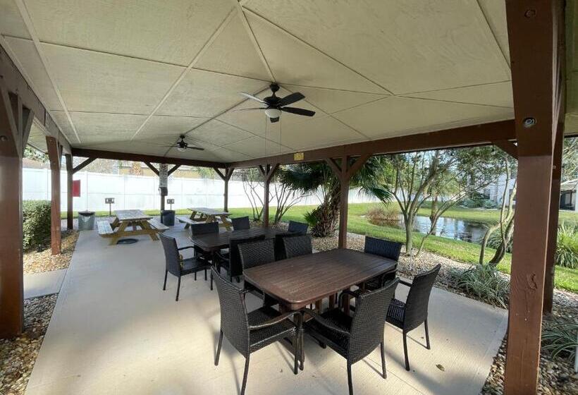 Ocean Village Club B 17