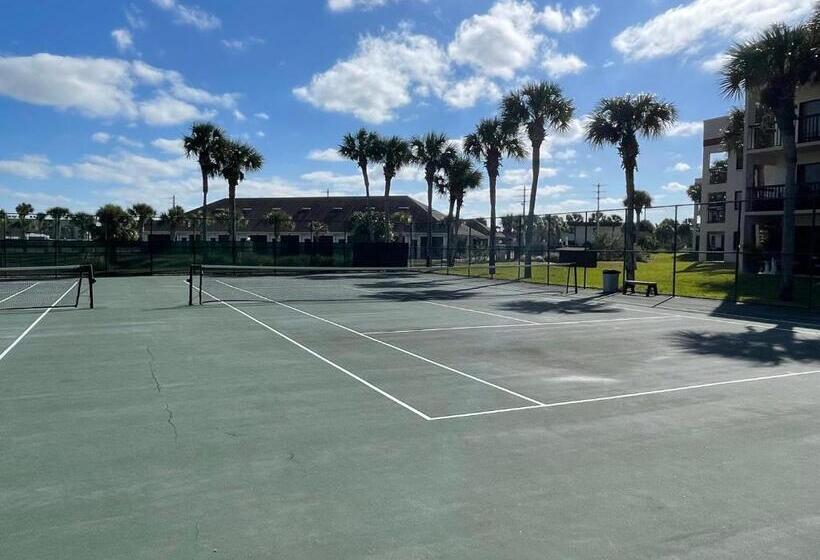 Ocean Village Club B 17