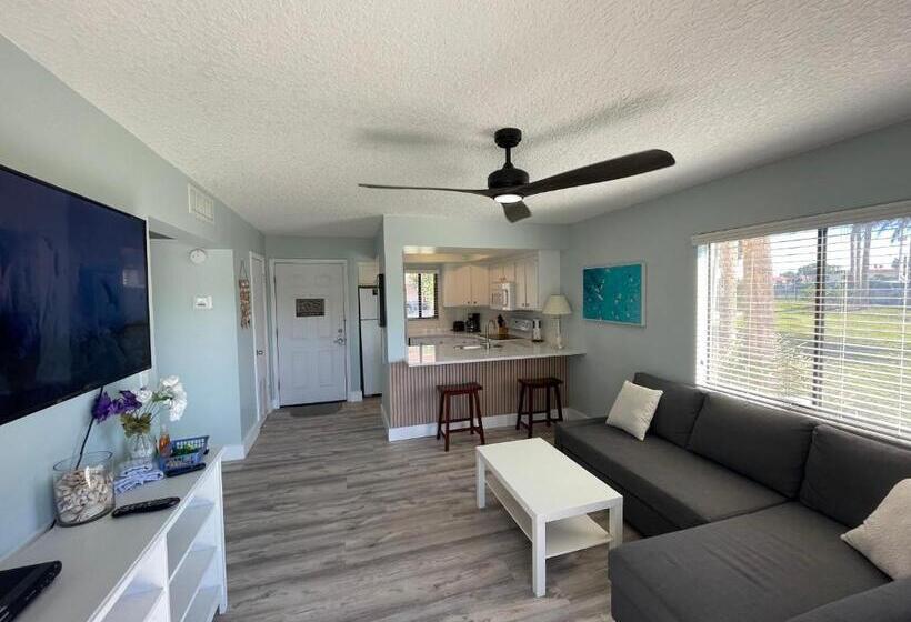 Ocean Village Club B 17