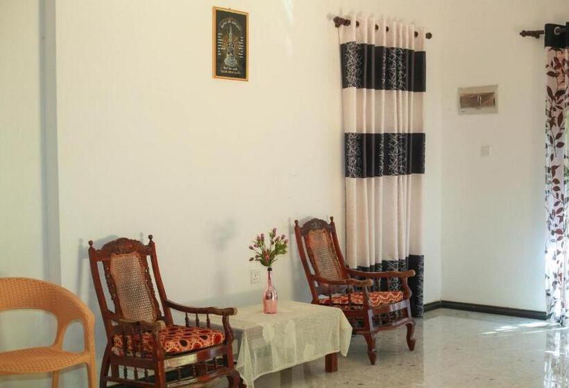 펜션 Yino Villa Midigama