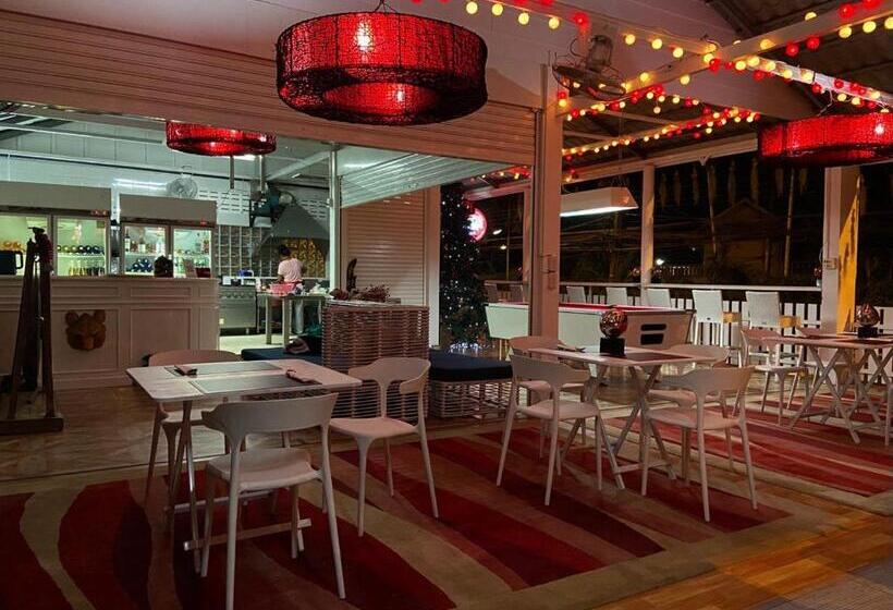 فندق Elephant Sports Bar And Accommodation