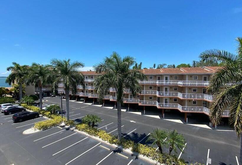 Condo In Waterfront Resort With Balcony Close To Beaches Free Bikes