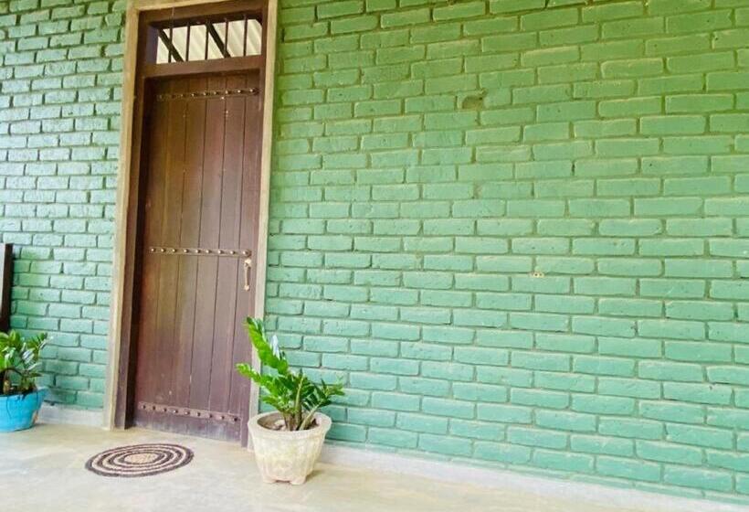 Yala Ying Yang Hostel & Camping