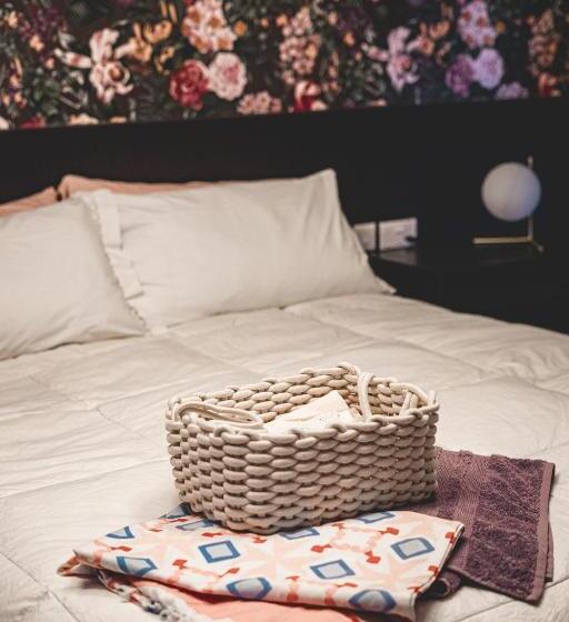 تختخواب و صبحانه Artists  Nest