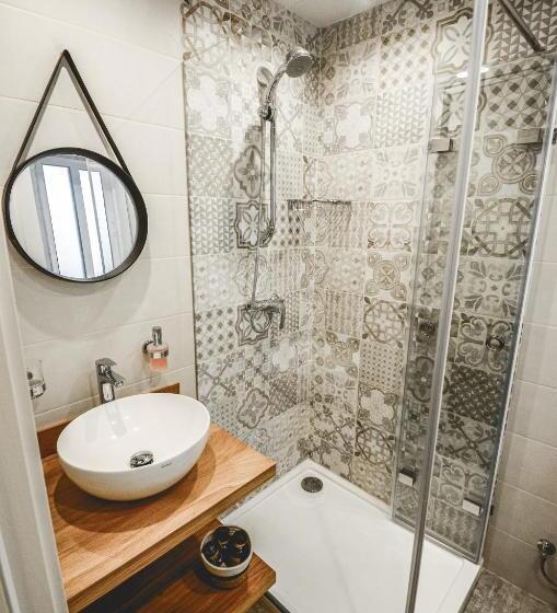 تختخواب و صبحانه Artists  Nest