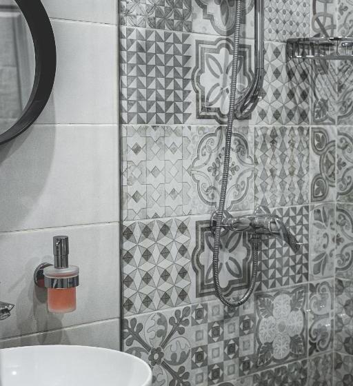 تختخواب و صبحانه Artists  Nest