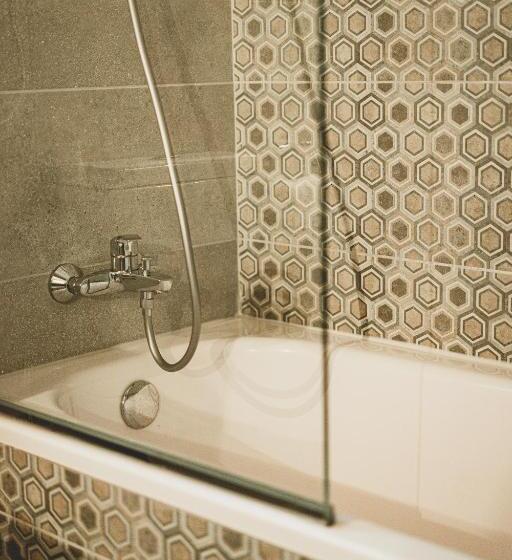 تختخواب و صبحانه Artists  Nest