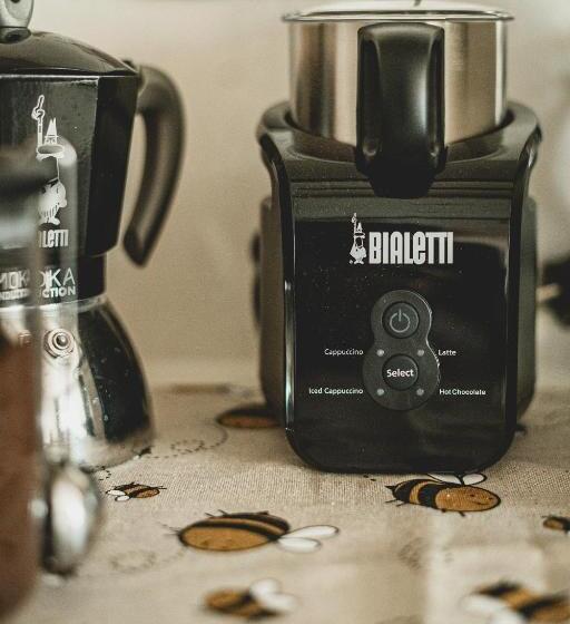 تختخواب و صبحانه Artists  Nest