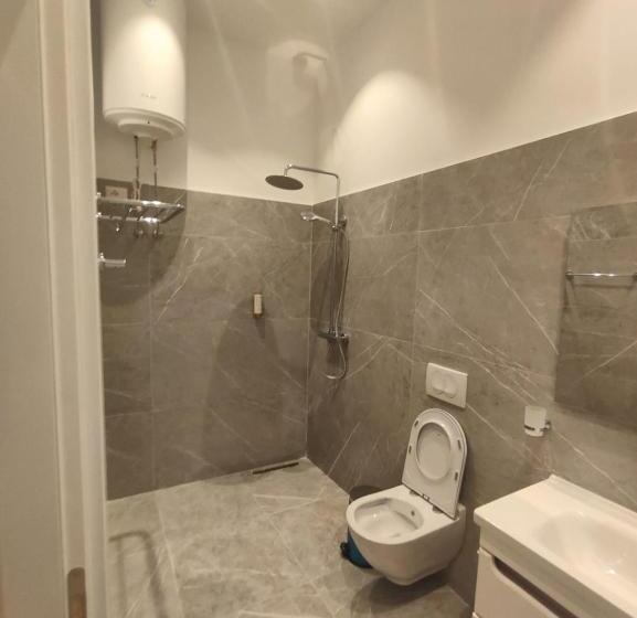 住宿加早餐 Edi Murrizi