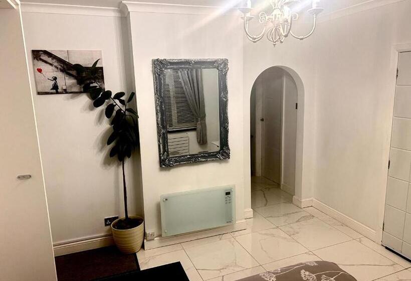 ベッドアンドブレックファースト Luxury Studio Apartment, Beckenham
