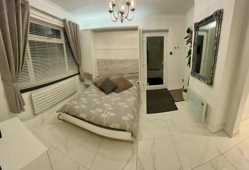 ベッドアンドブレックファースト Luxury Studio Apartment, Beckenham