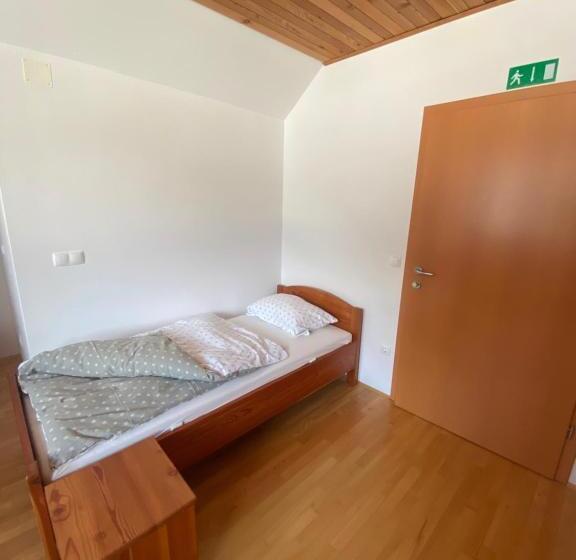 تختخواب و صبحانه Rooms Kočna