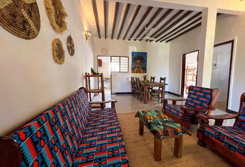 Bed and Breakfast Tropical Yellow Beach Nest