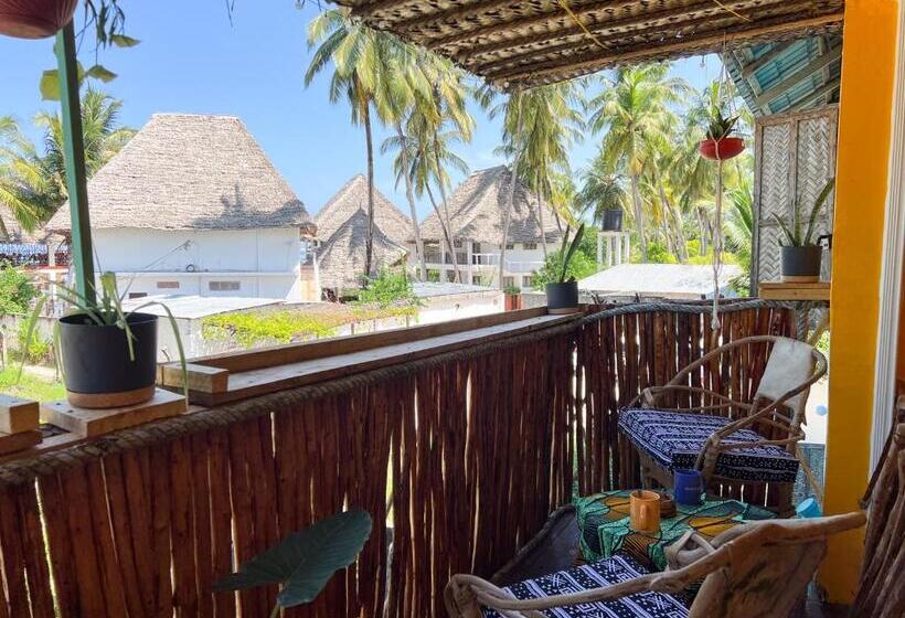 Bed and Breakfast Tropical Yellow Beach Nest