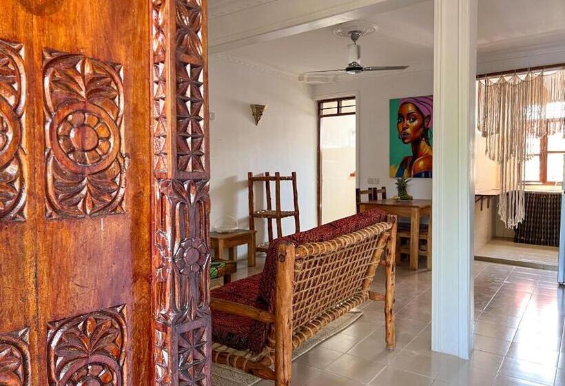 Bed and Breakfast Tropical Yellow Beach Nest