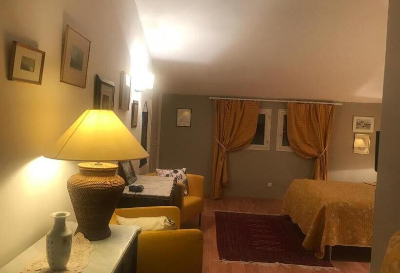 Bed and Breakfast Villa De Garrigue