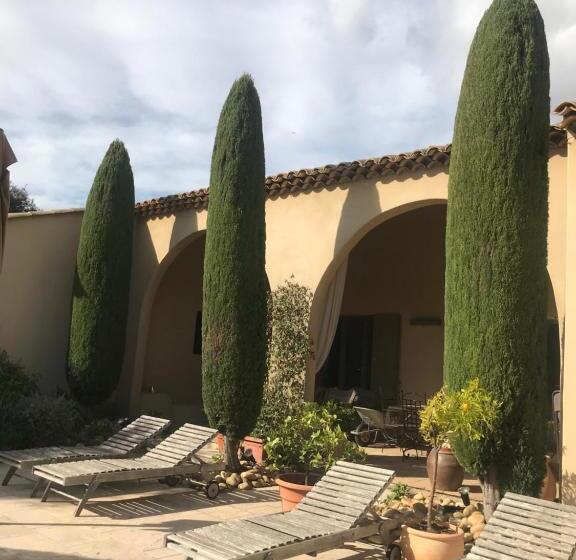 Bed and Breakfast Villa De Garrigue