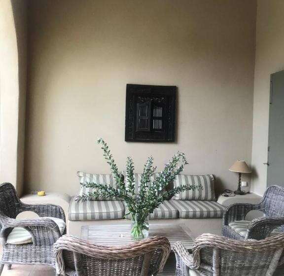 Bed and Breakfast Villa De Garrigue