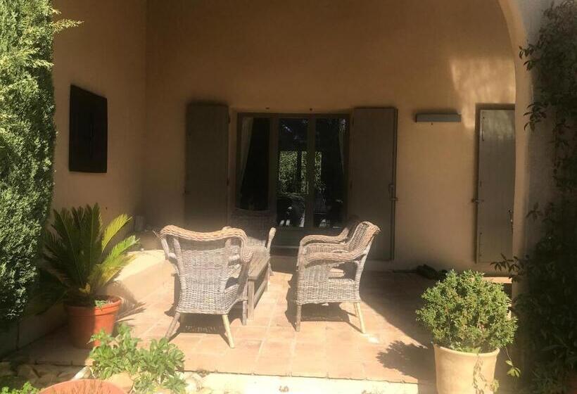 Bed and Breakfast Villa De Garrigue