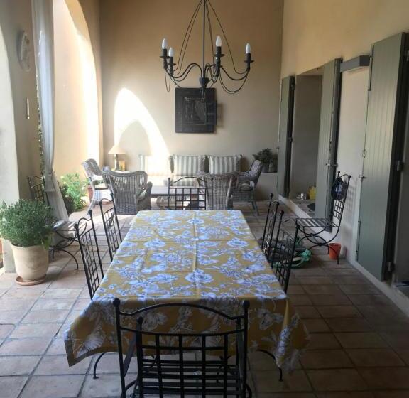 Bed and Breakfast Villa De Garrigue