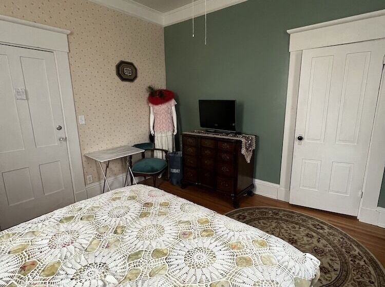 Century Elms Bed And Breakfast