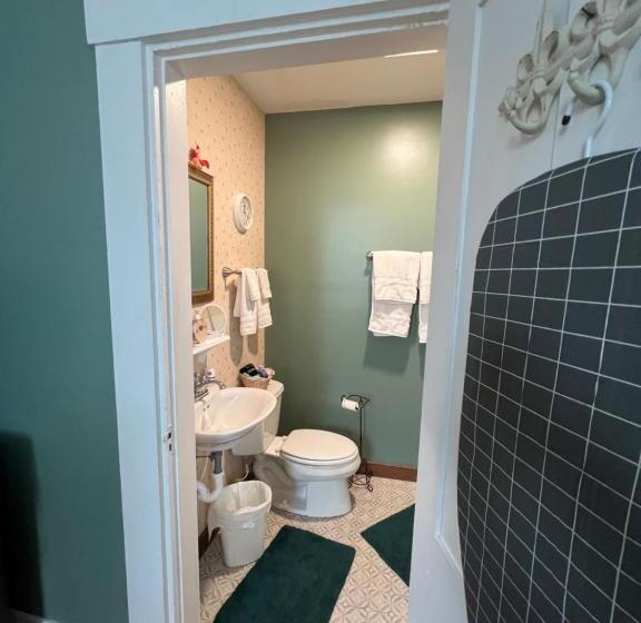 Century Elms Bed And Breakfast