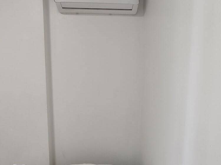 Hostel For One Com Quarto De Solteiro E Banheiro Privativos