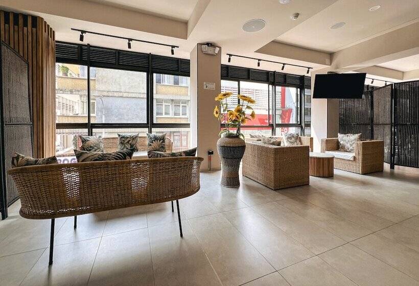 בית מלון כפרי Balmoral Plaza