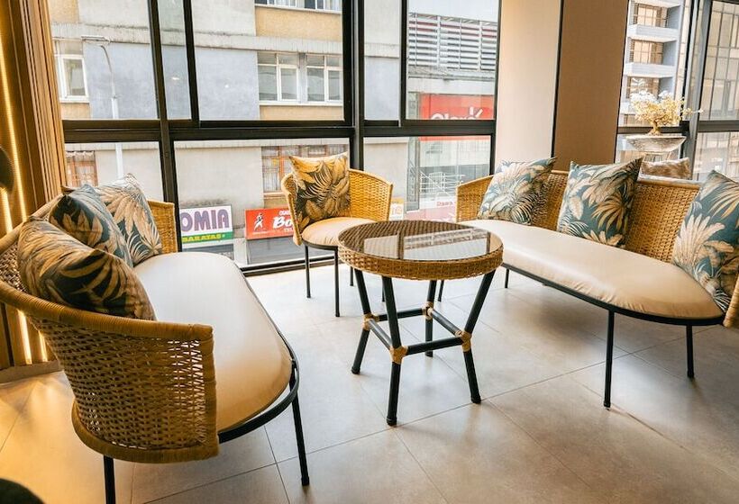 בית מלון כפרי Balmoral Plaza