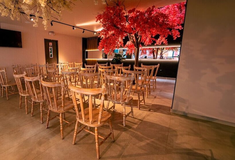 בית מלון כפרי Balmoral Plaza