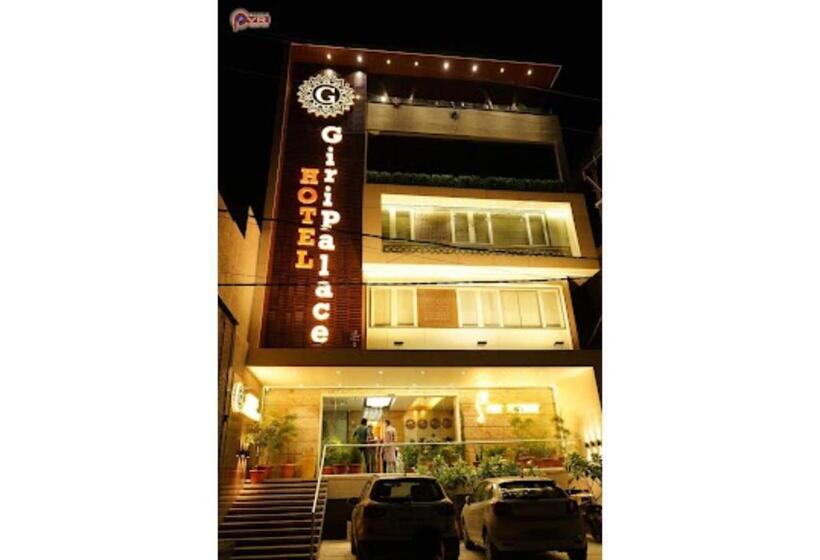 호텔 Giri Palace Madhya Pradesh