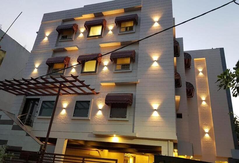 בית מלון כפרי New Gokul Grand