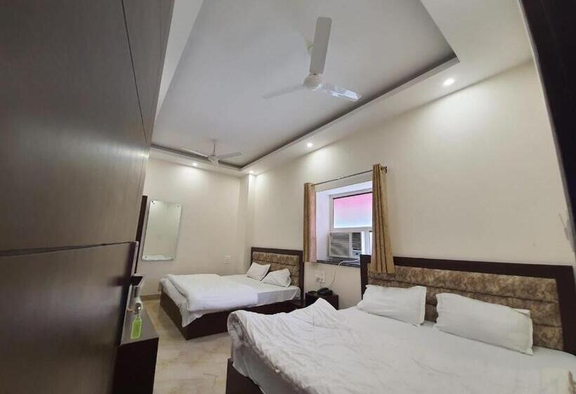 בית מלון כפרי New Gokul Grand