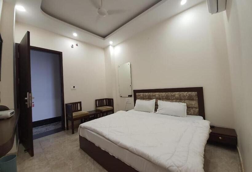 בית מלון כפרי New Gokul Grand