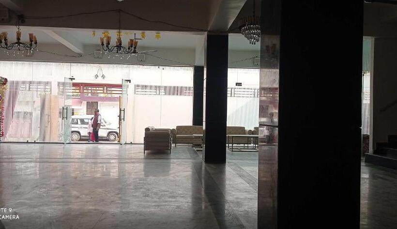 فندق Oyo Chakeri Crystal