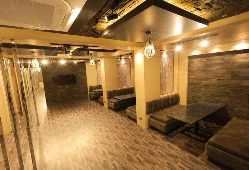 Fabhotel Pearl Square