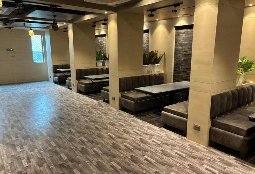 Fabhotel Pearl Square