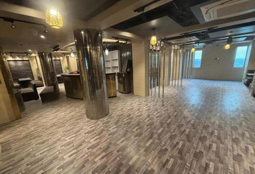 Fabhotel Pearl Square