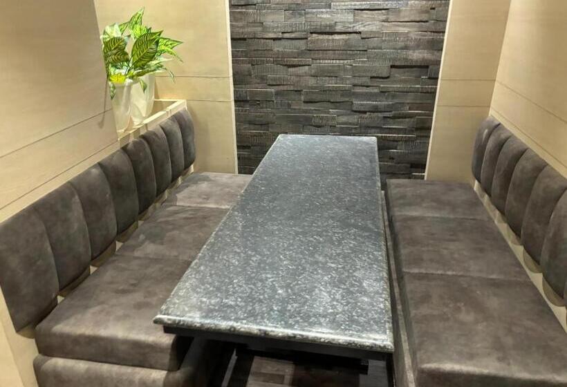 Fabhotel Pearl Square