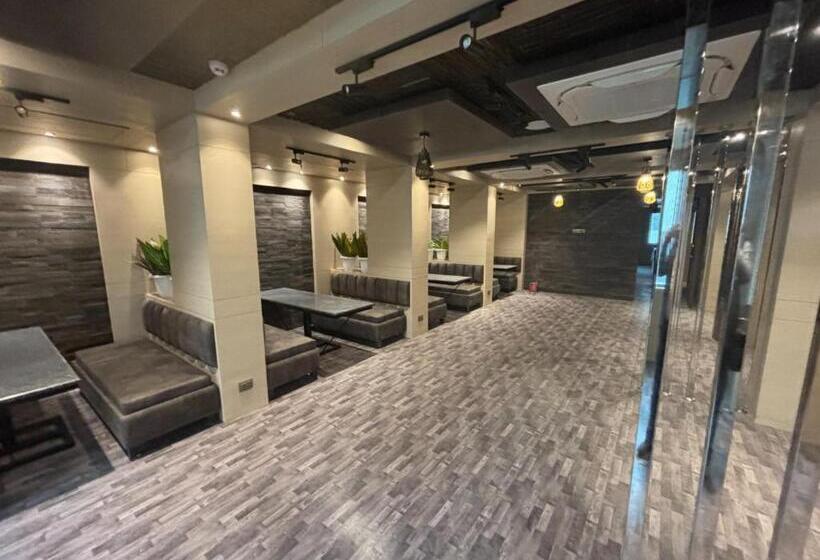 Fabhotel Pearl Square