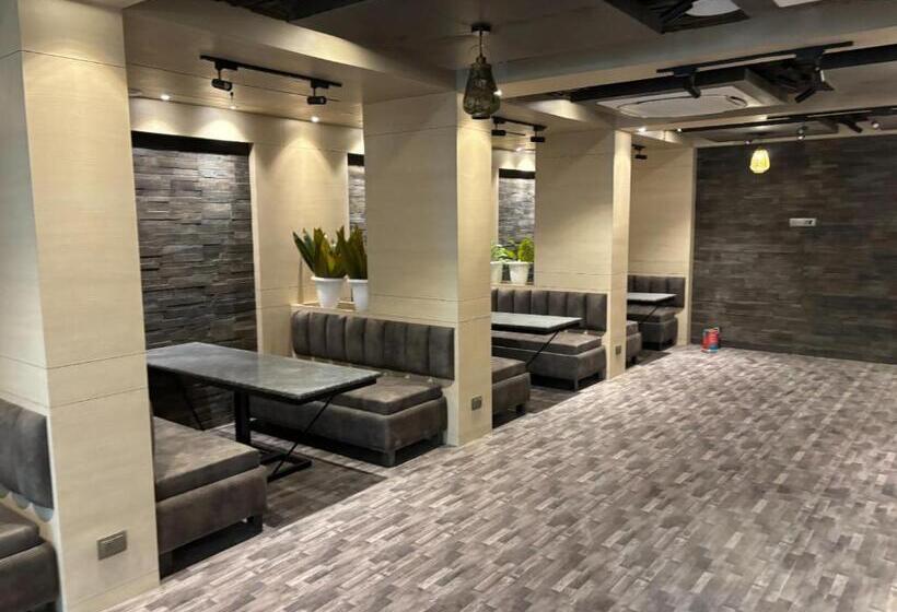 Fabhotel Pearl Square