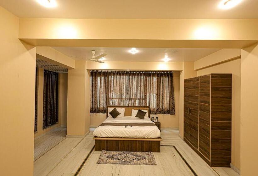 Fabhotel Pearl Square