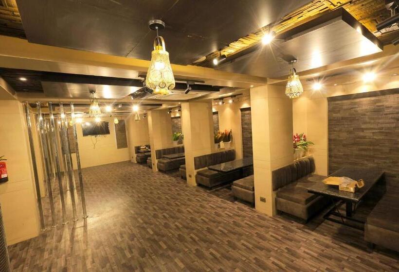 Fabhotel Pearl Square