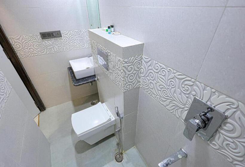 Fabhotel Pearl Square