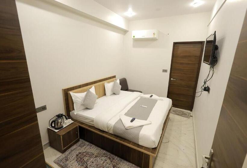 Fabhotel Pearl Square