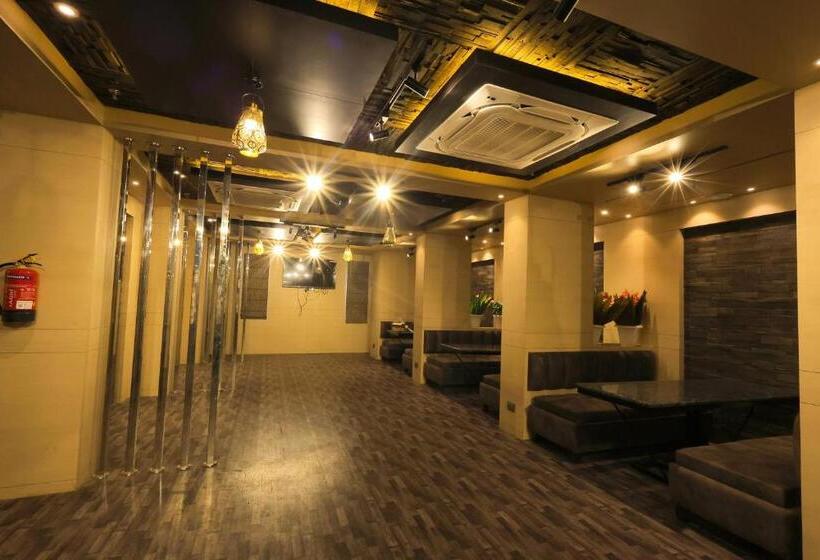 Fabhotel Pearl Square