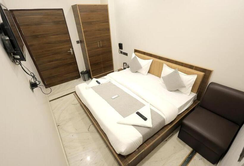 Fabhotel Pearl Square