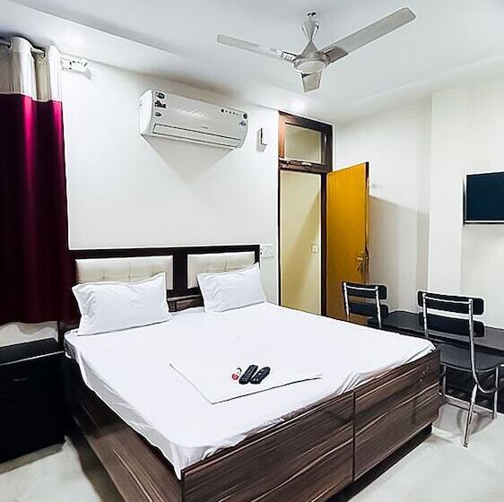 Roomshala 140 Hotel 24&7 Malviya Nagar