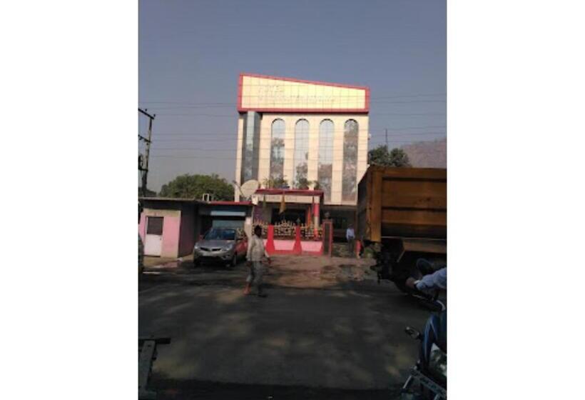 בית מלון כפרי Shri Ram International Varanasi