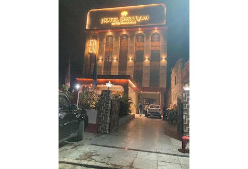 בית מלון כפרי Shri Ram International Varanasi